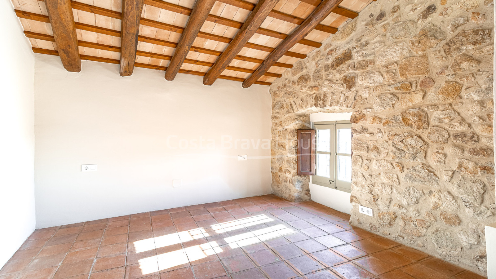 Maison de village rénovée à Pals avec piscine intérieure privée, garage et éléments d’origine