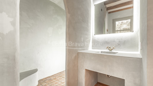 Casa de pueblo reformada en Pals con piscina privada interior, garaje y elementos originales