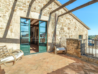 Casa de pueblo reformada en venta en Pals con piscina privada interior, garaje y elementos originales