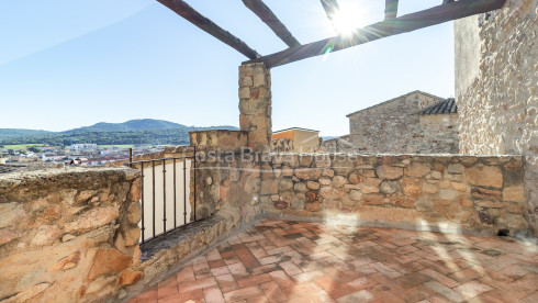 Maison de village rénovée à Pals avec piscine intérieure privée, garage et éléments d’origine