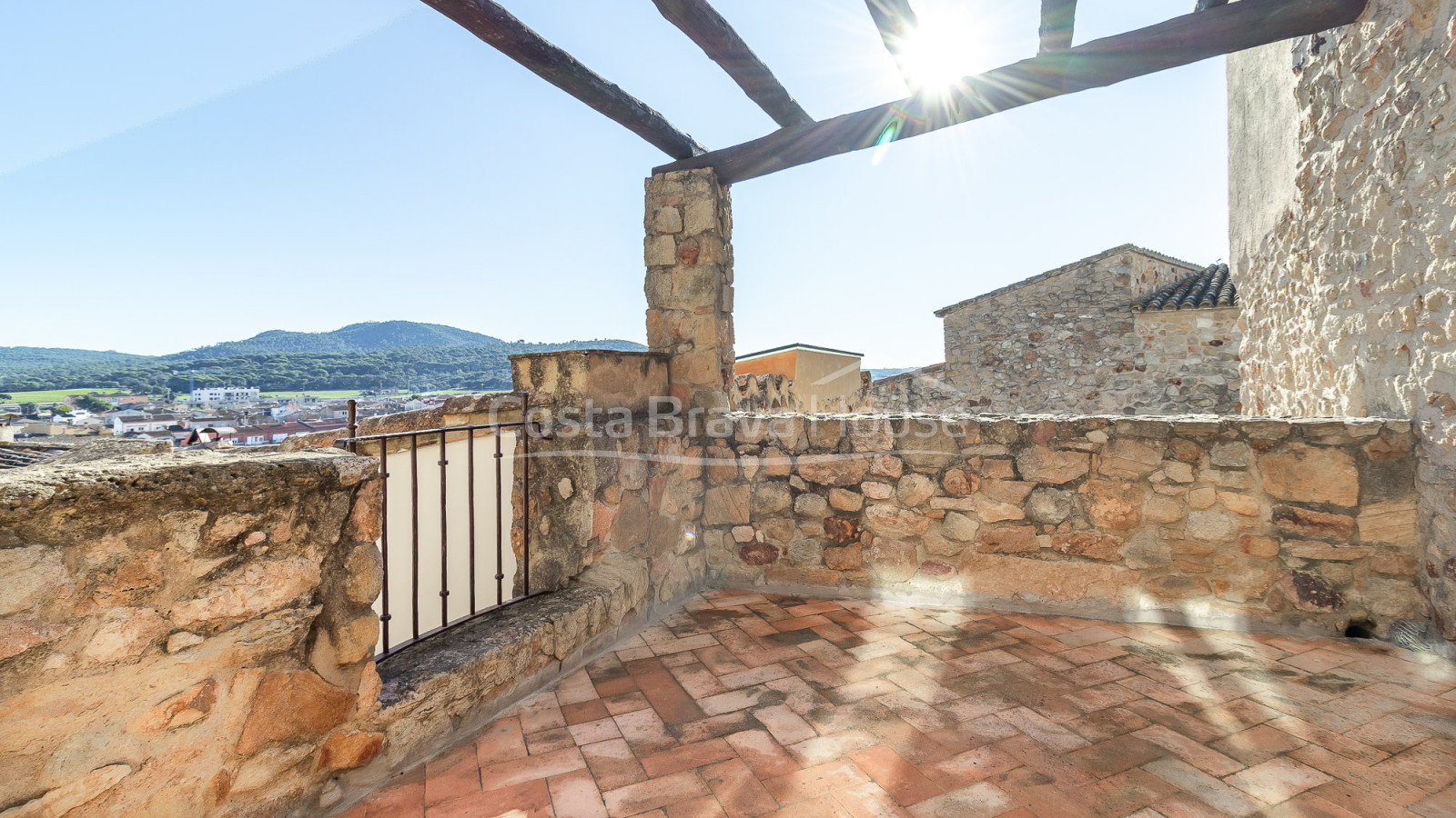 Renovated village house in Pals with private indoor pool, garage and original features