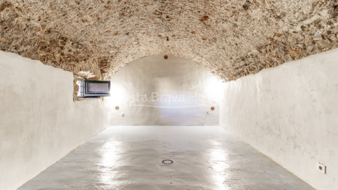 Maison de village rénovée à Pals avec piscine intérieure privée, garage et éléments d’origine