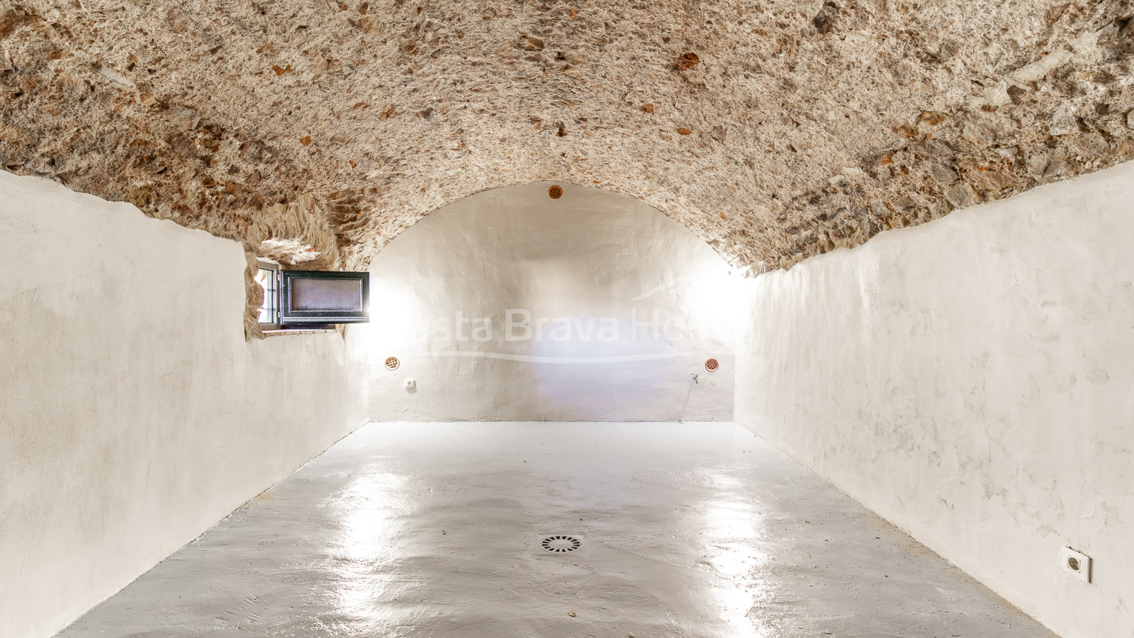 Renovated village house in Pals with private indoor pool, garage and original features