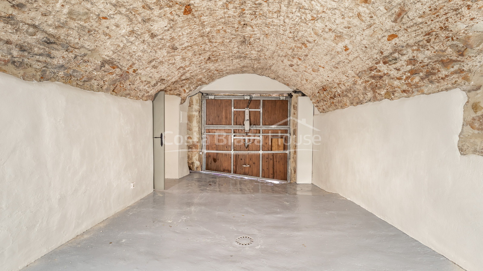 Gerenoveerd dorpshuis in Pals met privé-binnenzwembad, garage en originele elementen