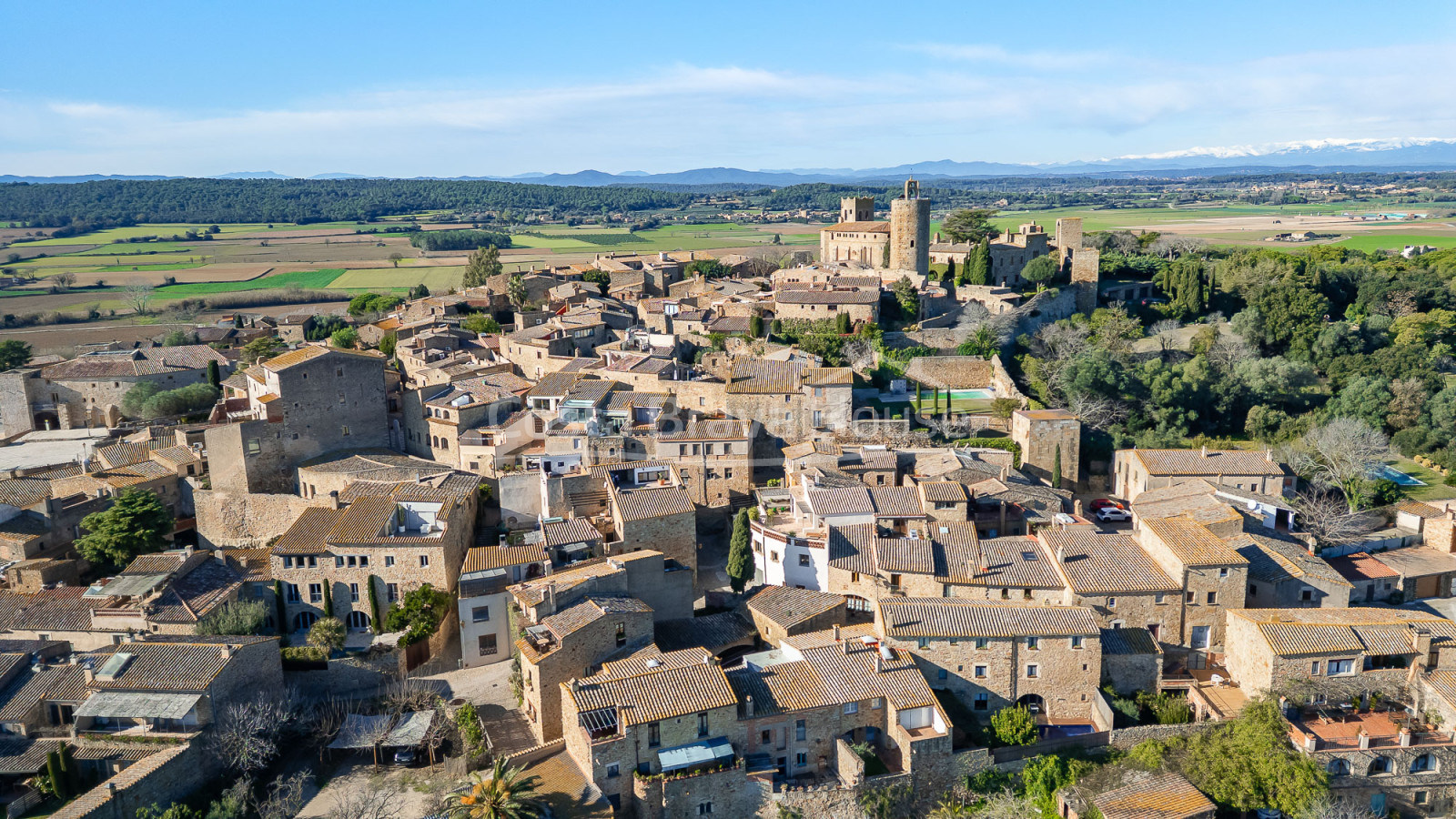 Maison de village rénovée à Pals avec piscine intérieure privée, garage et éléments d’origine
