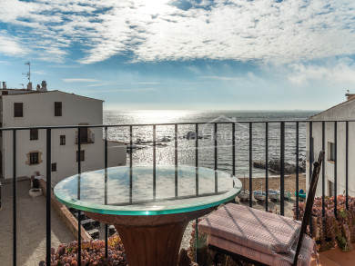 Luxeappartement eerstelijns aan zee in Calella de Palafrugell met terras en panoramisch uitzicht