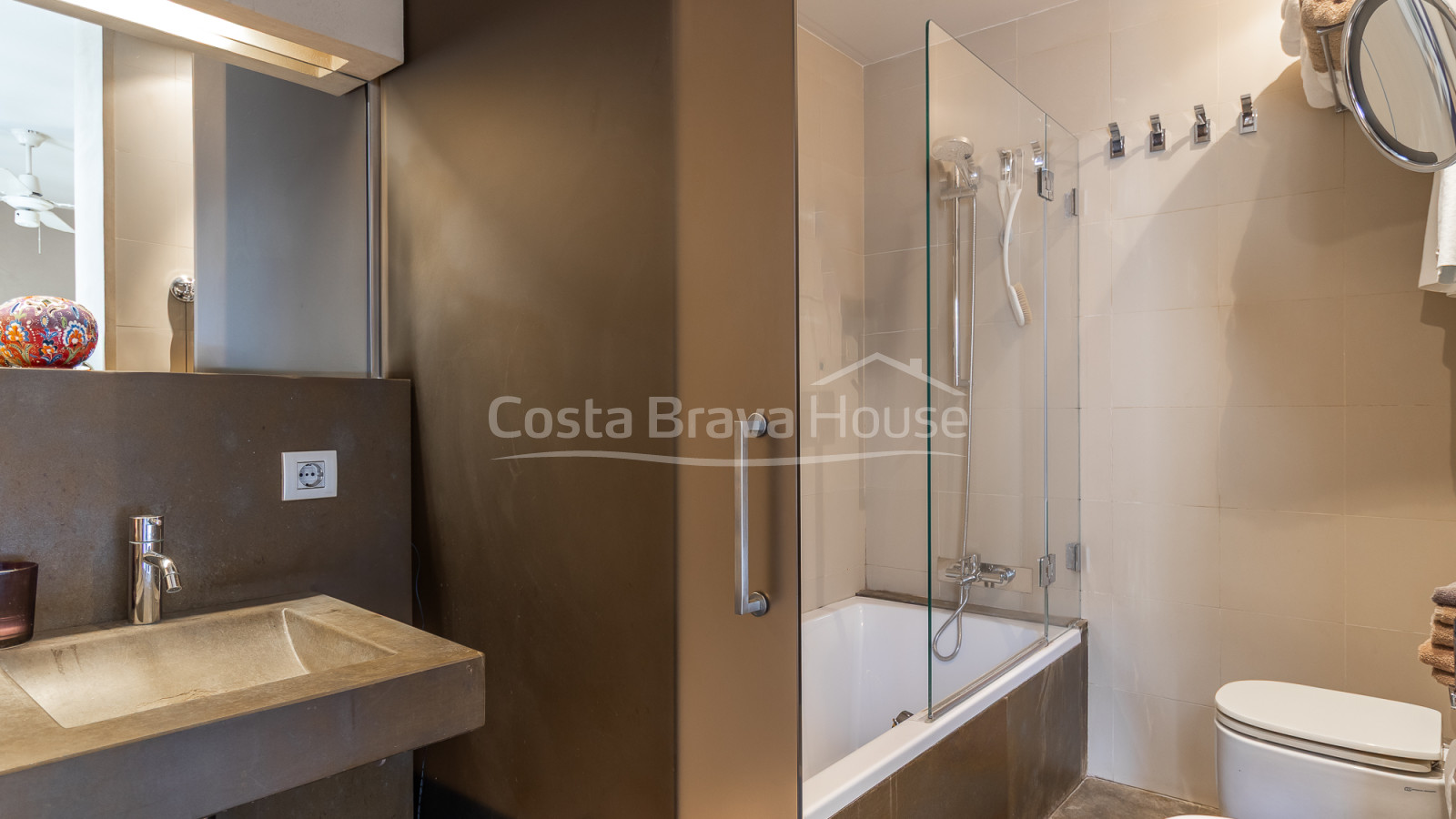 Gerenoveerd appartement aan zee in Calella de Palafrugell met terras en zeezicht