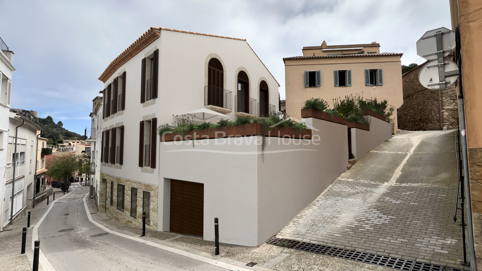 Obra nueva en venta en Begur, vivienda dúplex con jardín privado en el casco histórico