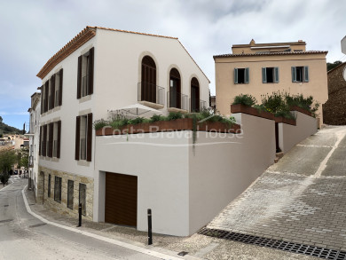 Obra nueva en venta en el casco histórico de Begur, vivienda dúplex con jardín privado y diseño actual