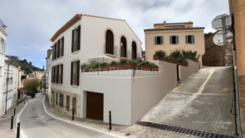 Obra nueva en venta en Begur, vivienda dúplex con jardín privado en el casco histórico