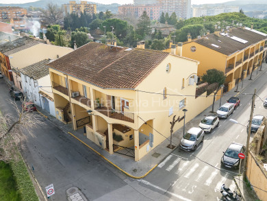 Casa adosada en venta en Palafrugell con jardín privado, terrazas, loft con solárium y garaje para dos coches