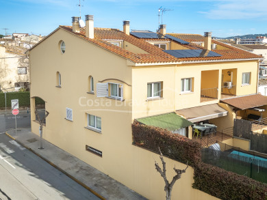 Maison mitoyenne à vendre à Palafrugell avec jardin privé, terrasses, loft avec solarium et garage pour deux voitures