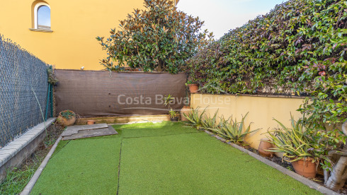 Casa adosada en Palafrugell con jardín privado, terrazas exteriores, loft con solárium y garaje doble