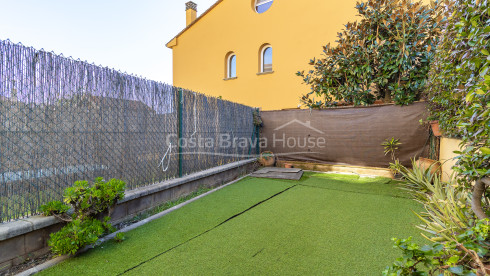 Casa adosada en Palafrugell con jardín privado, terrazas exteriores, loft con solárium y garaje doble