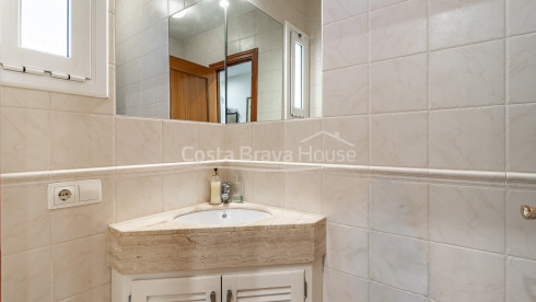 Casa adossada a Palafrugell amb jardí privat, terrasses exteriors, loft amb solàrium i garatge doble