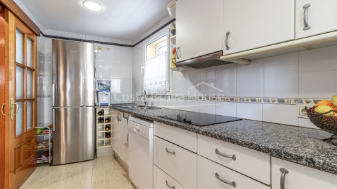 Casa adosada en Palafrugell con jardín privado, terrazas exteriores, loft con solárium y garaje doble