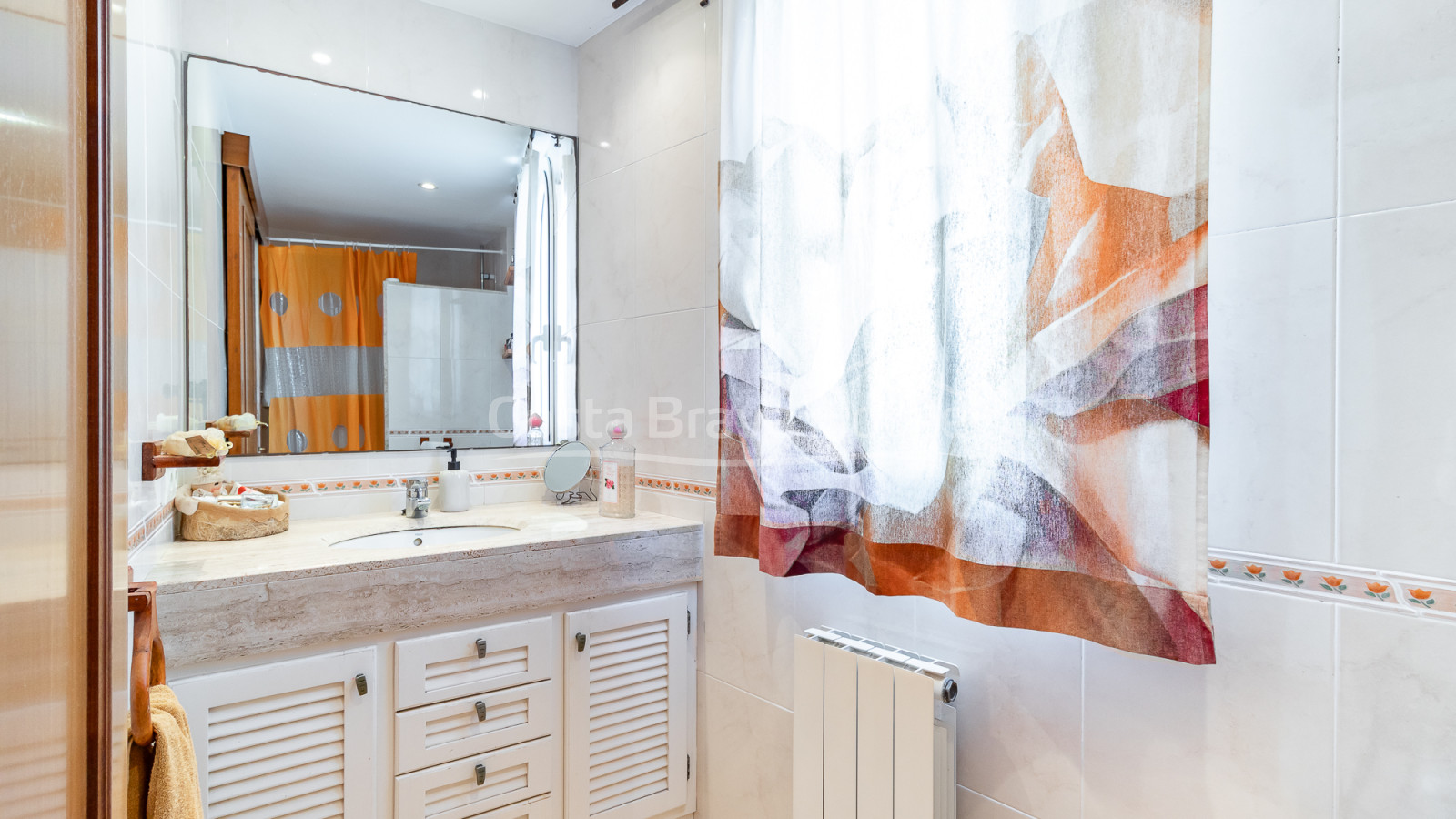 Casa adosada en Palafrugell con jardín privado, terrazas exteriores, loft con solárium y garaje doble