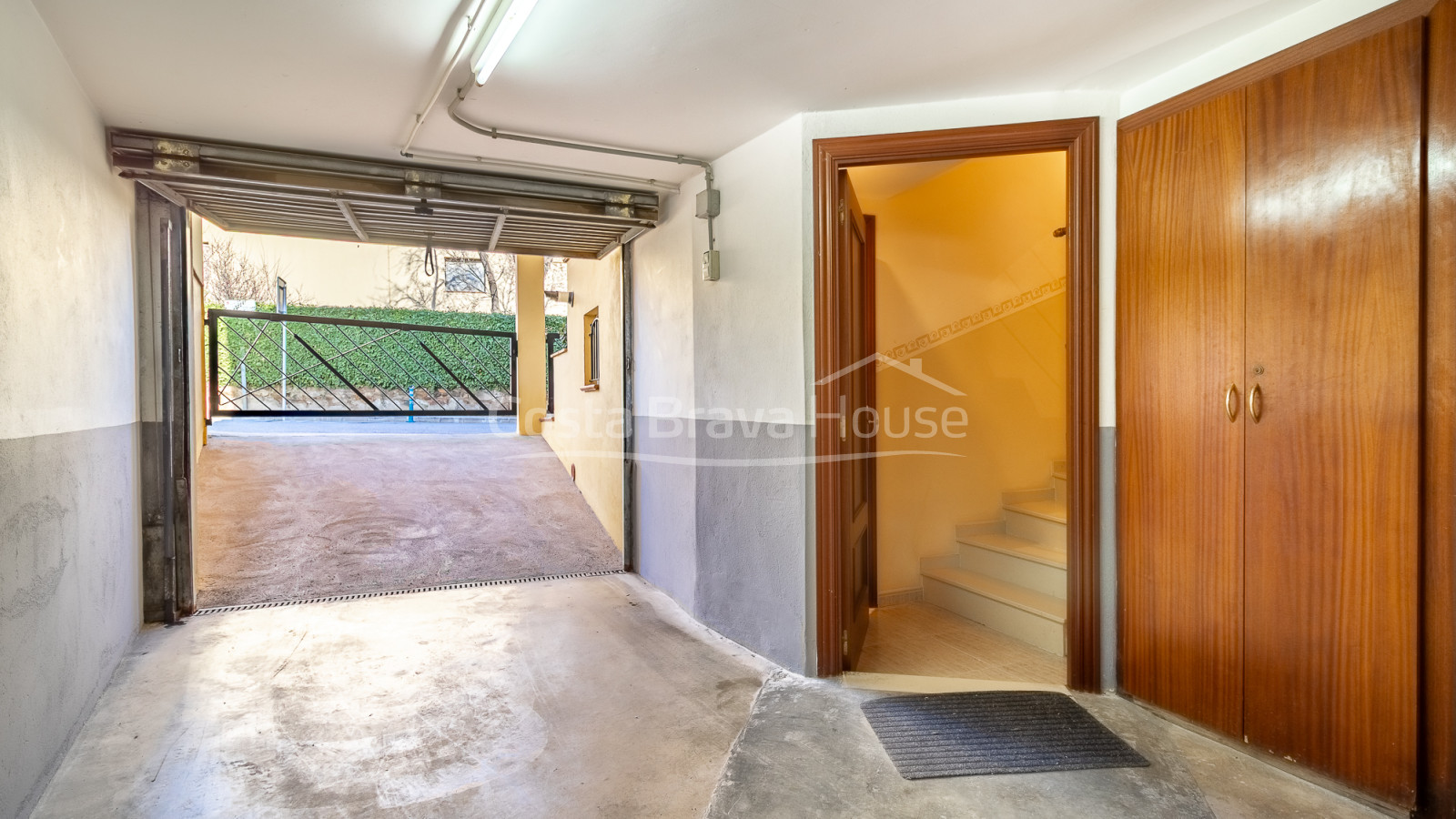 Casa adosada en Palafrugell con jardín privado, terrazas exteriores, loft con solárium y garaje doble