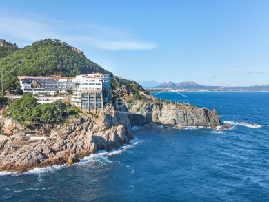 Apartamento en primera línea de mar con terraza privada y cuatro dormitorios en Cap Sa Sal, Begur