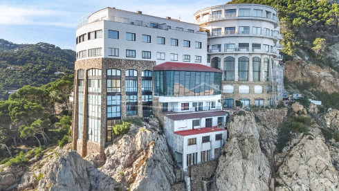 Apartamento en primera línea de mar con terraza privada en el complejo Cap Sa Sal