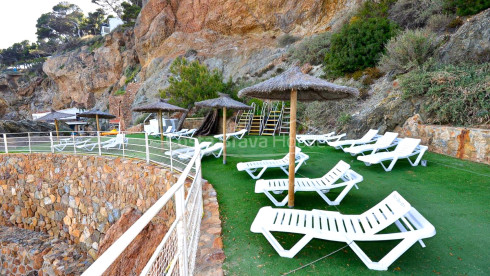 Apartamento en primera línea de mar con terraza privada en el complejo Cap Sa Sal