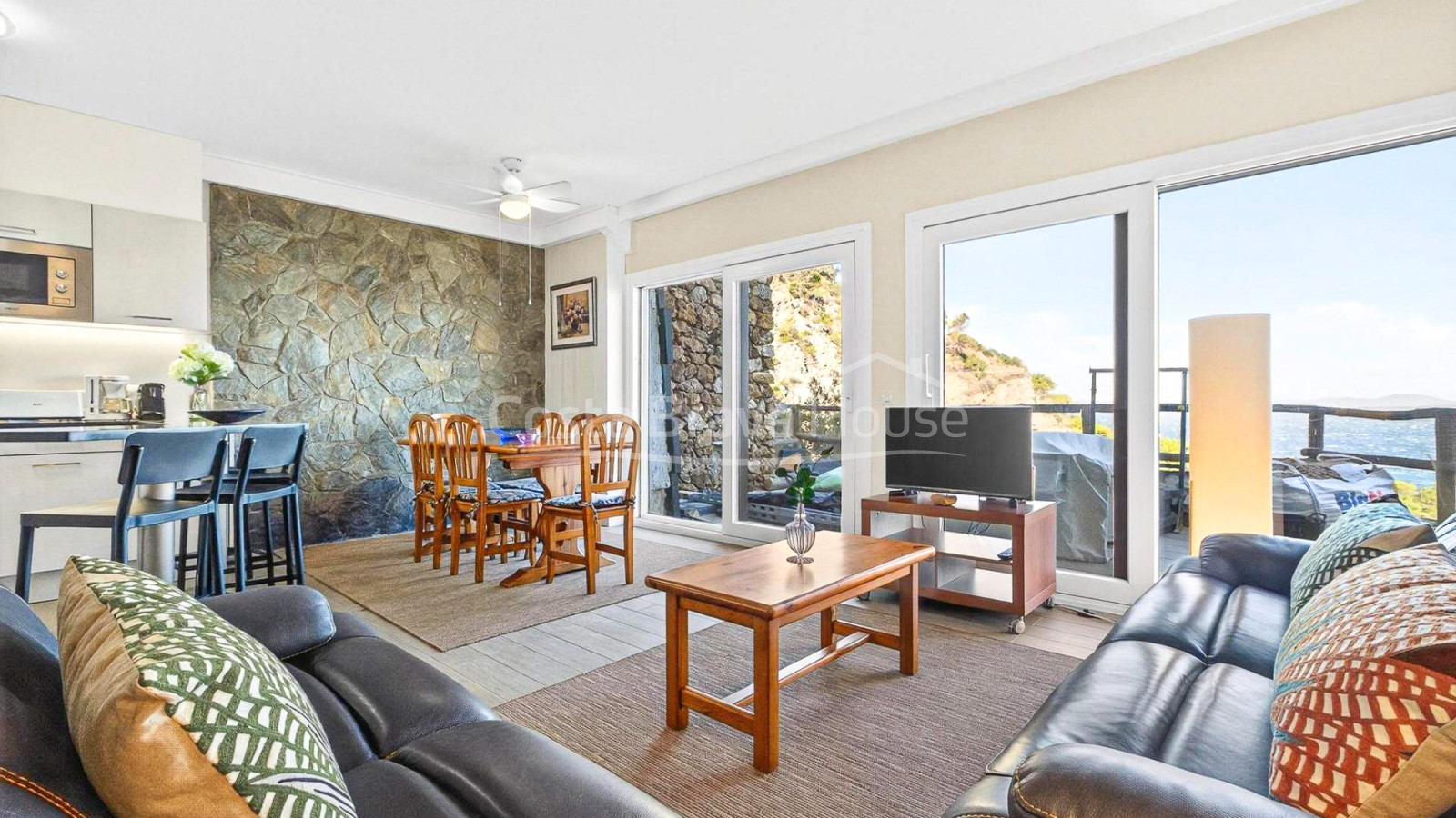 Seafront apartment with private terrace in the Cap Sa Sal complex