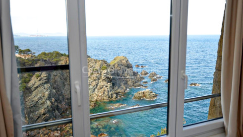 Apartamento en primera línea de mar con terraza privada en el complejo Cap Sa Sal