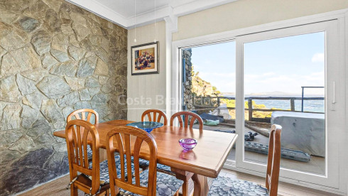 Apartamento en primera línea de mar con terraza privada en el complejo Cap Sa Sal