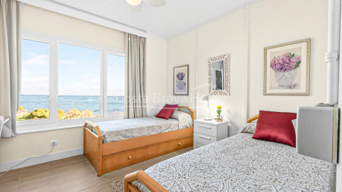 Seafront apartment with private terrace in the Cap Sa Sal complex