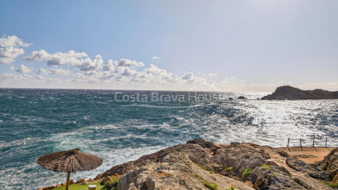 Seafront apartment with private terrace in the Cap Sa Sal complex