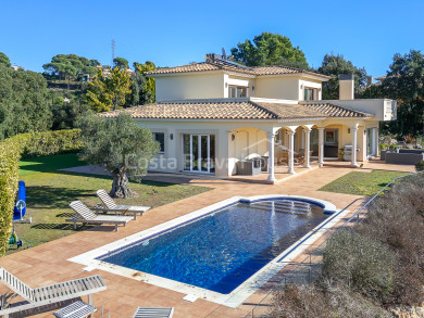 Detached house for sale in Begur with heated pool, 5 bedrooms, triple garage and private gym