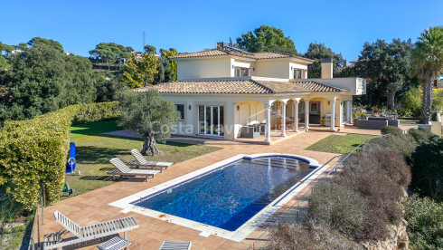 Huis te koop in Begur met privézwembad, tuin en grote zonnige terrassen