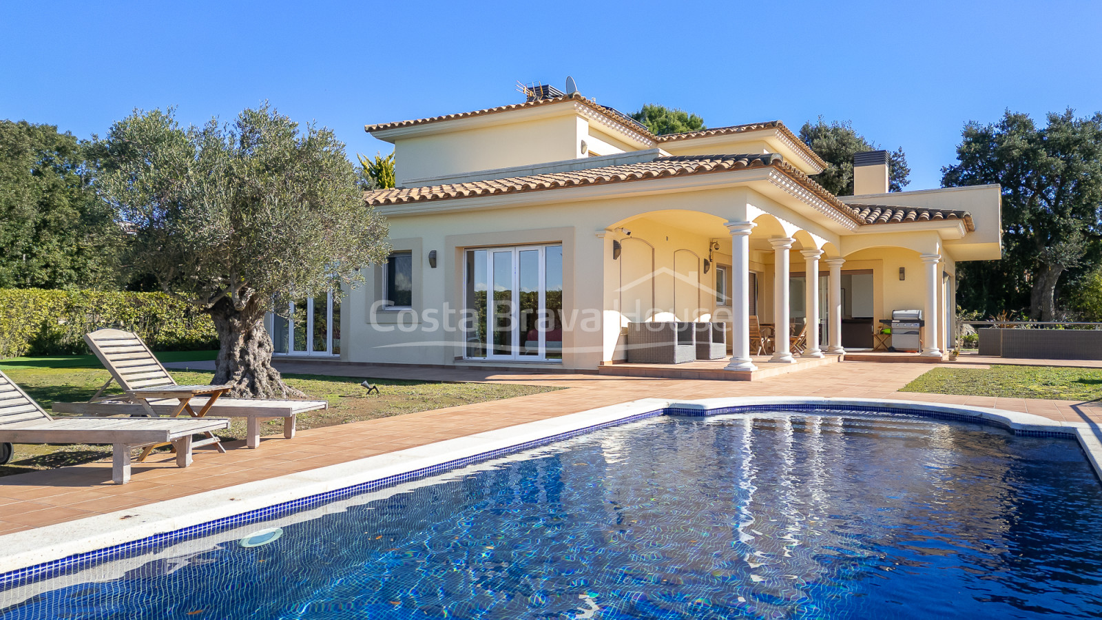Huis te koop in Begur met privézwembad, tuin en grote zonnige terrassen