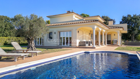 Huis te koop in Begur met privézwembad, tuin en grote zonnige terrassen