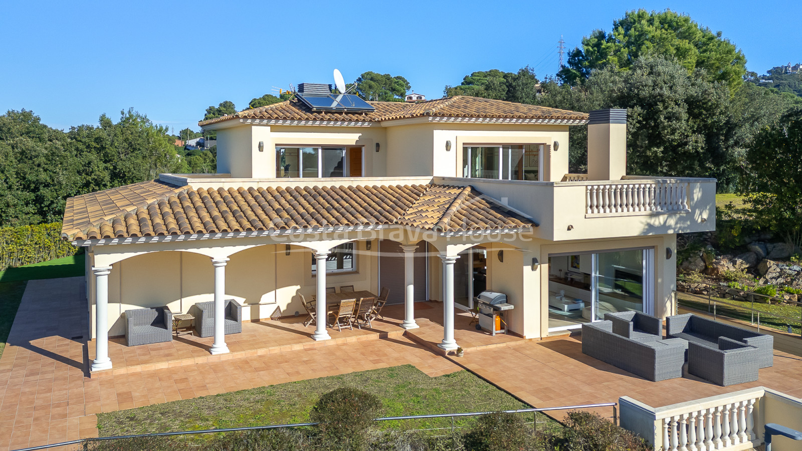 Huis te koop in Begur met privézwembad, tuin en grote zonnige terrassen