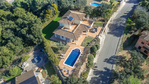 Huis te koop in Begur met privézwembad, tuin en grote zonnige terrassen