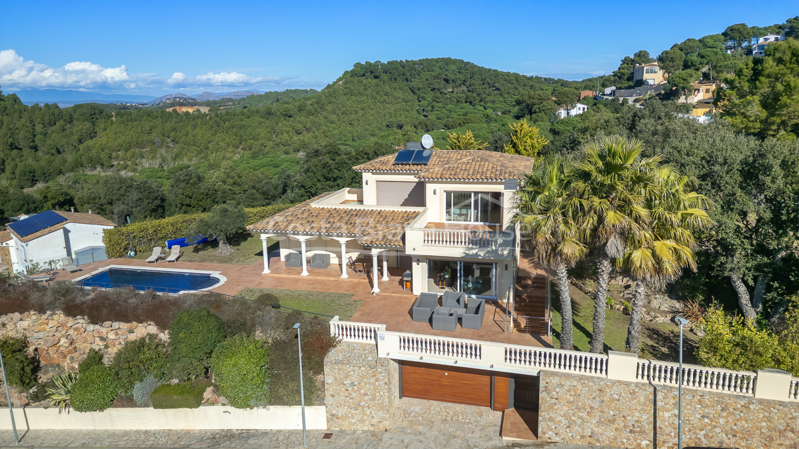 Huis te koop in Begur met privézwembad, tuin en grote zonnige terrassen