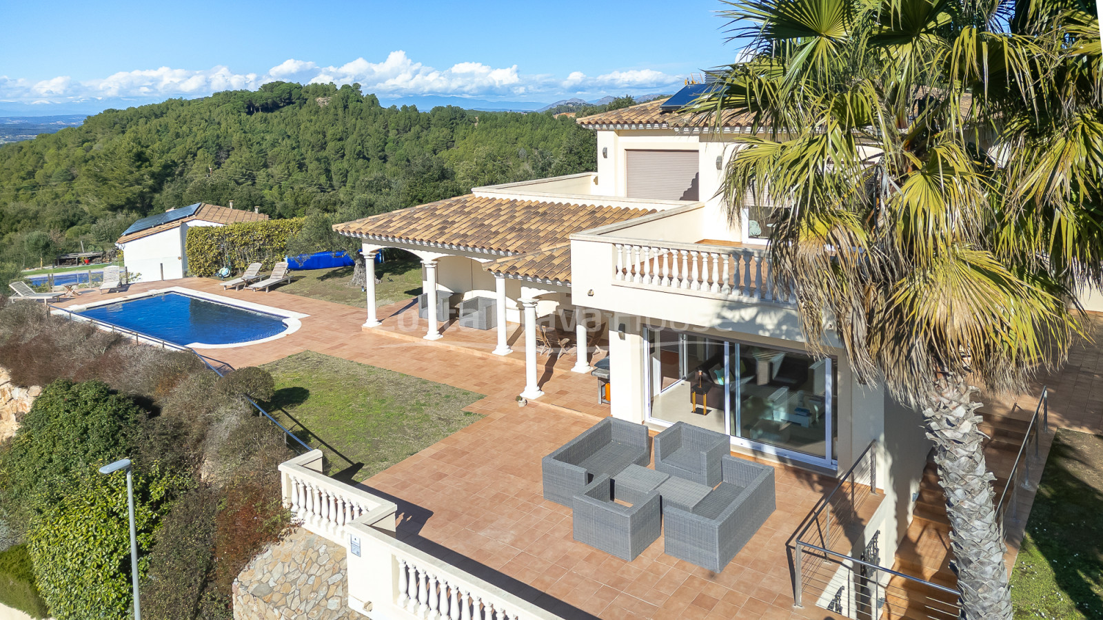 Huis te koop in Begur met privézwembad, tuin en grote zonnige terrassen