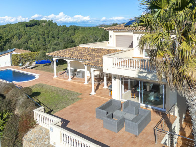 Vrijstaand huis te koop in Begur met verwarmd zwembad, 5 slaapkamers, driedubbele garage en privé-fitnessruimte