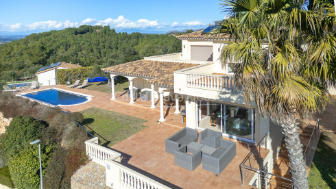 Huis te koop in Begur met privézwembad, tuin en grote zonnige terrassen