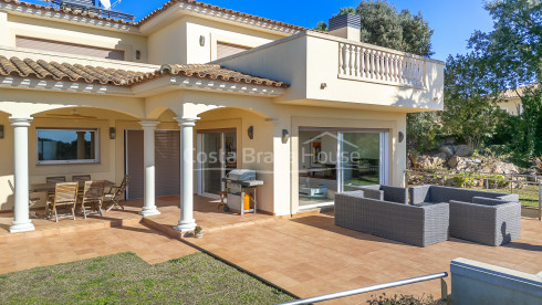 Huis te koop in Begur met privézwembad, tuin en grote zonnige terrassen