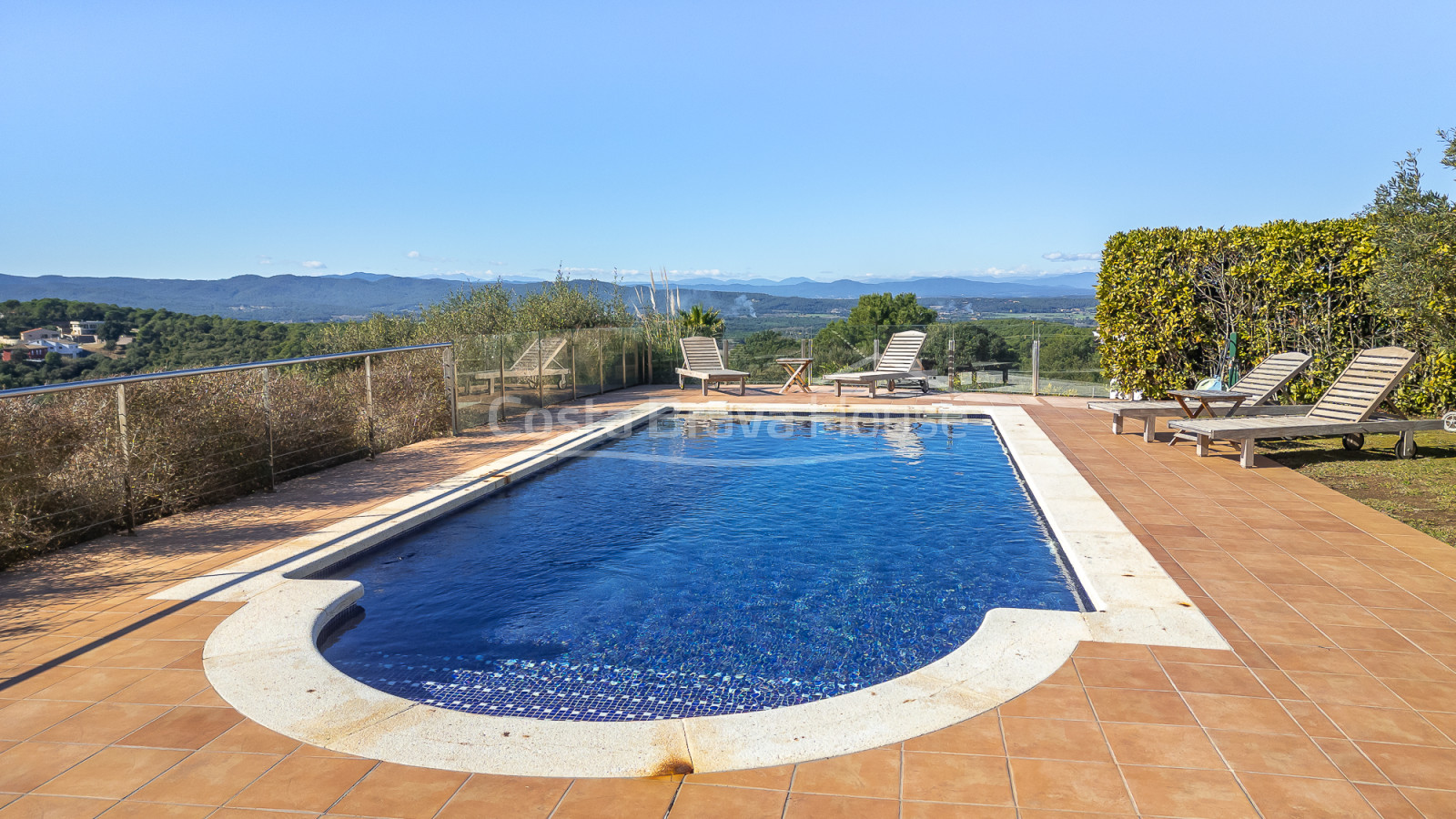 Huis te koop in Begur met privézwembad, tuin en grote zonnige terrassen