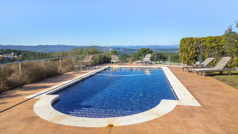 Huis te koop in Begur met privézwembad, tuin en grote zonnige terrassen