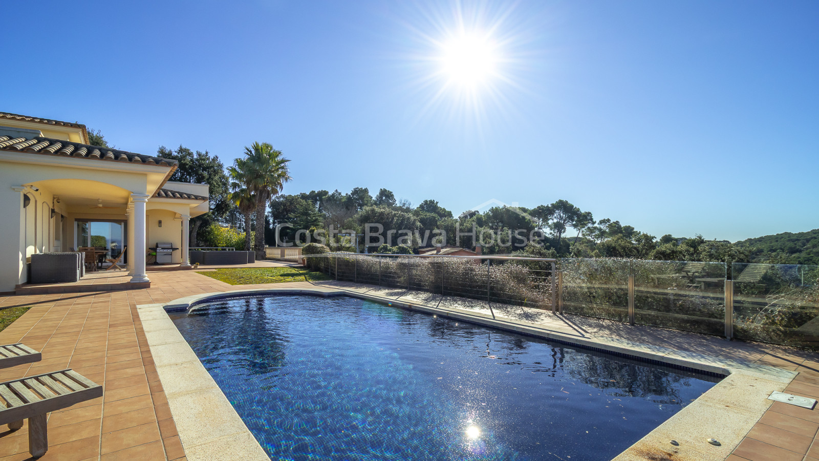 Huis te koop in Begur met privézwembad, tuin en grote zonnige terrassen