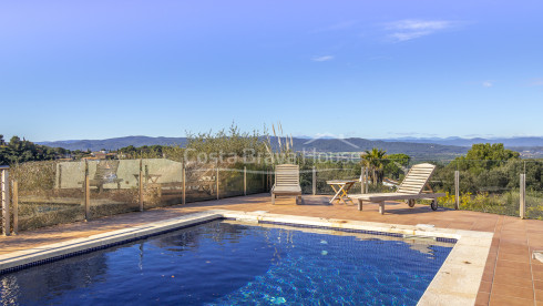 Huis te koop in Begur met privézwembad, tuin en grote zonnige terrassen