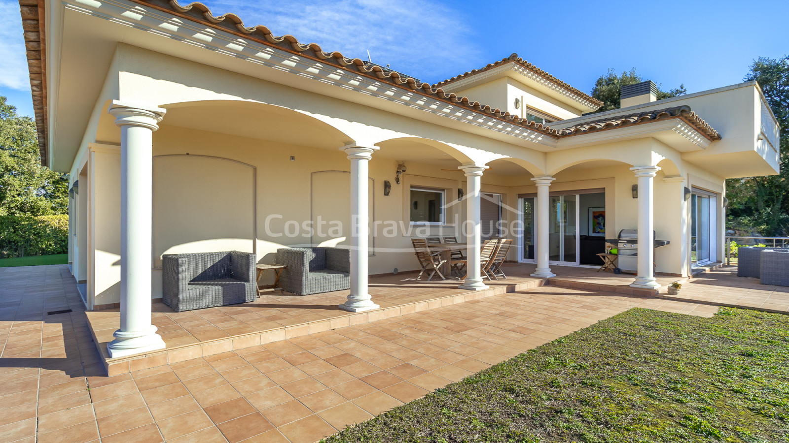 Huis te koop in Begur met privézwembad, tuin en grote zonnige terrassen