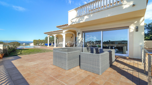 Huis te koop in Begur met privézwembad, tuin en grote zonnige terrassen