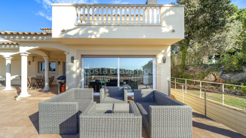 Huis te koop in Begur met privézwembad, tuin en grote zonnige terrassen