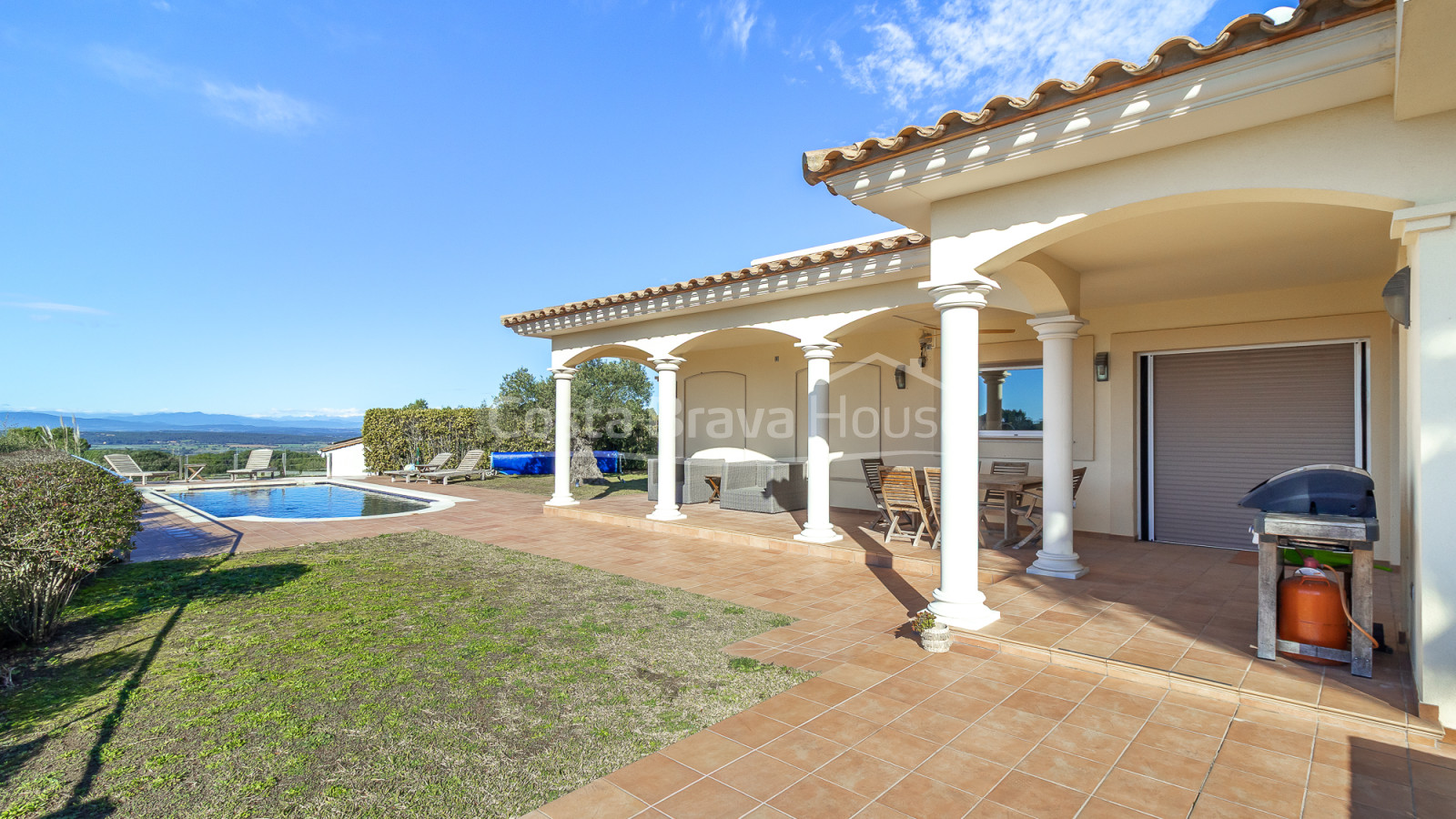 Casa en venda a Begur amb piscina privada, jardí i àmplies terrasses assolellades