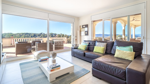 Casa en venta en Begur con piscina privada, jardín y amplias terrazas soleadas